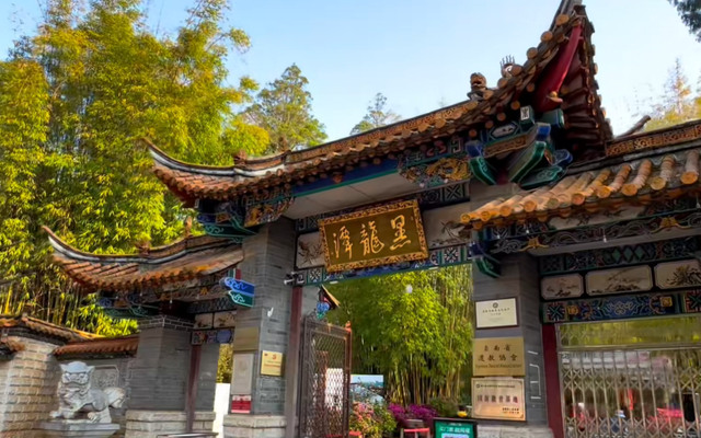 云南昆明最大的赏枫胜地，有6000余株枫树，红叶与古寺相映成趣