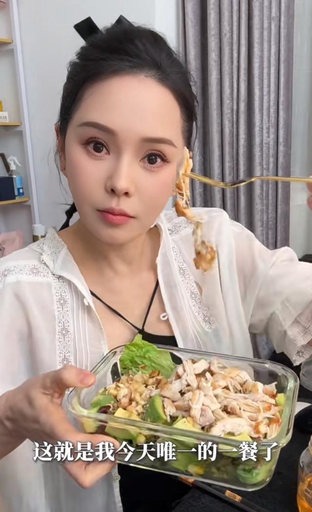 伊能静晒上海豪宅，中年发福大肚子110斤 吊带配紧身裤风格随恩利