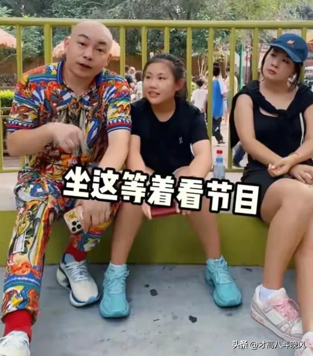 赵本山徒弟程野携妻女逛北京野生动物园，妻子颜值抢眼 女儿好可爱