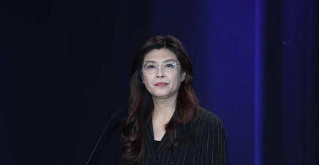 郑丽文不装了？国台办回应武统后，郑丽文宣称：绝不放弃武力保台