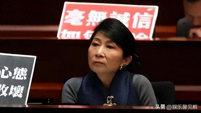 自食恶果！否认中国籍拒唱国歌，俩儿子定居国外，她下场如何？