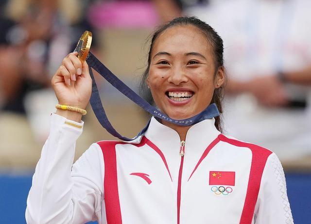 李娜没想到，郑钦文受邀观礼阅兵不到30天，竟再令所有人刮目相看