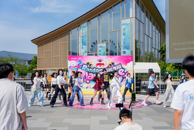 甘露山五一游：纸飞机音乐节、雪场coser…一天经历多个封神场面