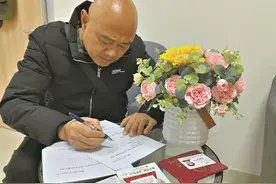 追随父亲脚步 传播人间大爱图片