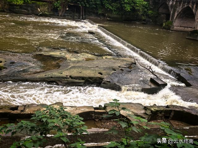 在四川巴盐西运的“盐运第一滩”，我是流着口水逛完这个古镇的