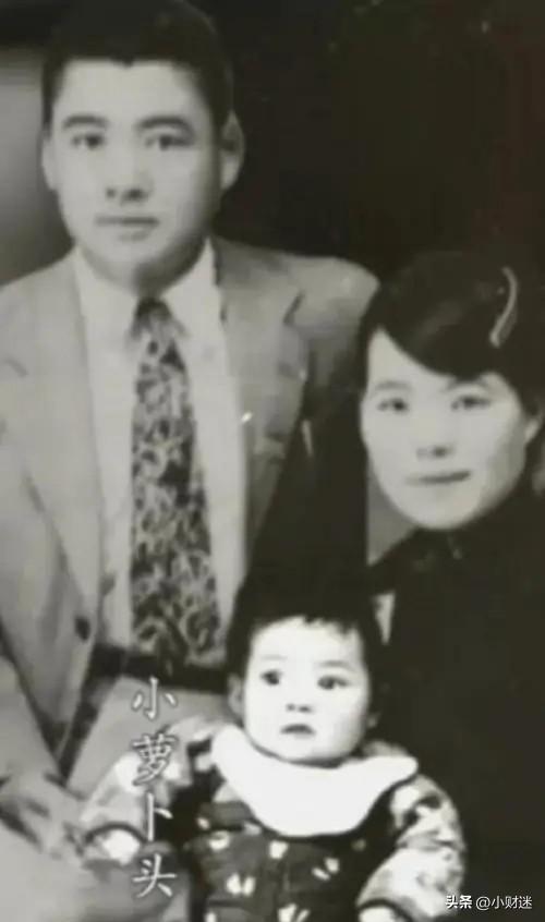 小萝卜头	”宋振中罕见照片	，手扶炮弹露出微笑，牺牲时未满9岁