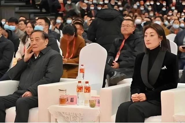 宗庆后出轨小21岁女下属，私照肤白貌美能力出众，难怪他把持不住