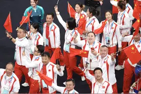 中国队现身巴黎奥运会闭幕式 孙颖莎代表亚洲吹灭圣火图片