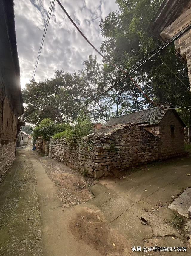 莱芜苗山有一座隐在山坳里的古村：陡峪