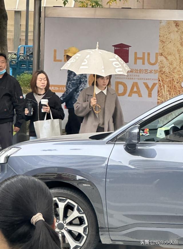 孙俪无锡拍戏被偶遇，身穿毛呢大衣新发型好洋气，本人又瘦又美！