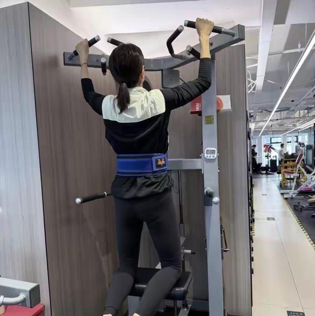 42岁沈佳妮健身照，腰臀比封神，终于懂朱亚文为啥说生理性喜欢