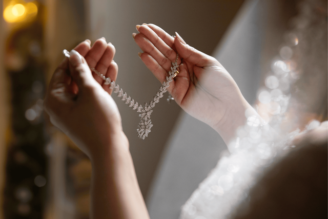 美国奢侈品进入两极世界：高端珠宝繁荣	，中产奢侈品萎缩