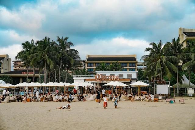 浪尖、海岸与咖啡香：解锁万宁的冬日浪漫