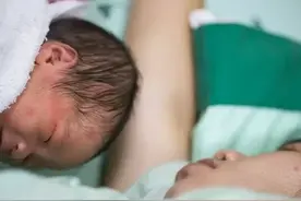 妻子生产后疼痛难忍，被丈夫狂骂3小时，丈夫：疼死你活该！图片