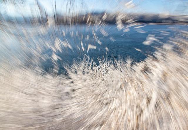 吉林市迎入冬首场雾凇 银装景致添冬日氛围