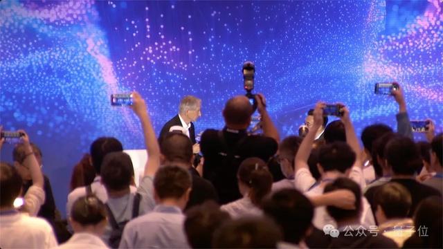 Hinton上海对话周伯文：多模态聊天机器人已经具有意识