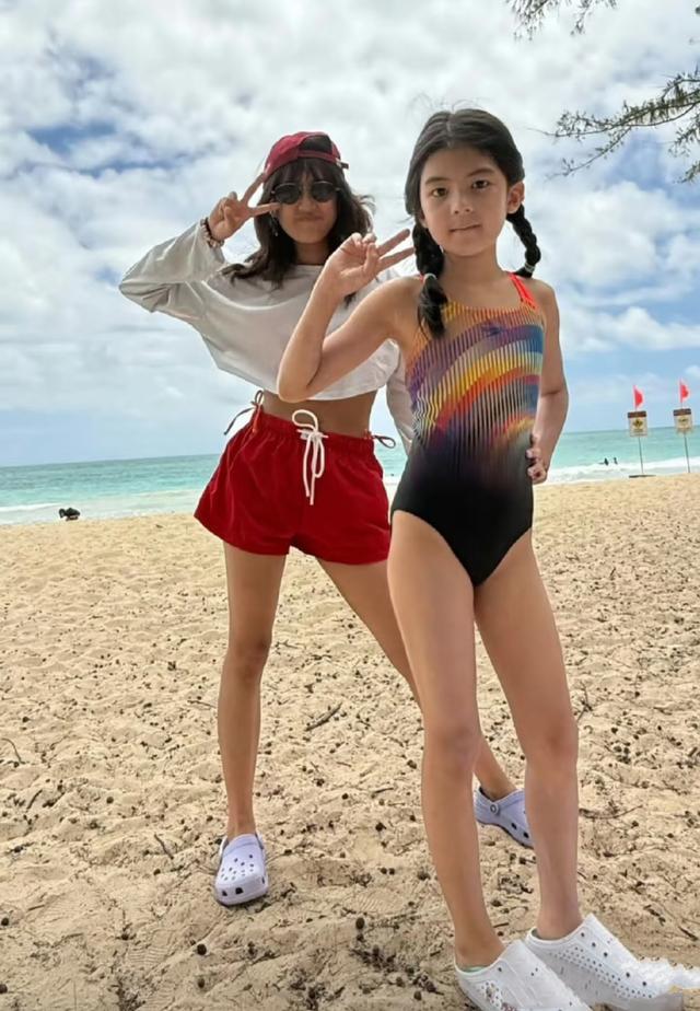 贾静雯一家过圣诞，梧桐妹穿低胸裙身材傲人，咘咘和波妞越来越像