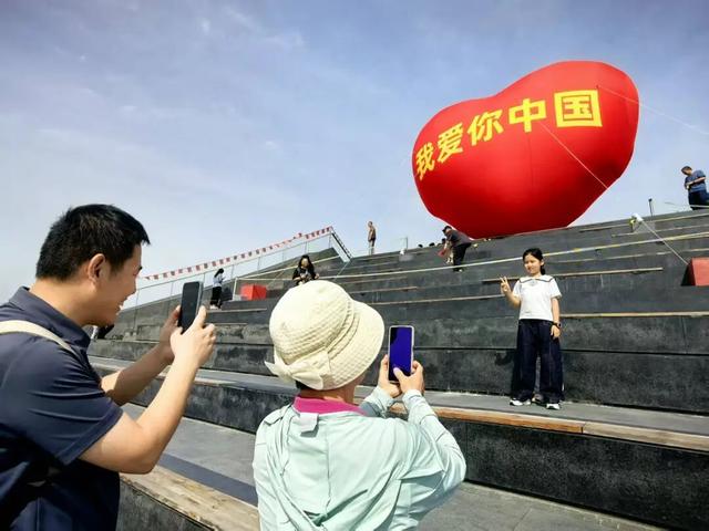 燕景台上，这颗超大的“心”献给您，我的祖国——
