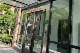 小区门禁集体“趴窝”，居民呼吁及时修复图片