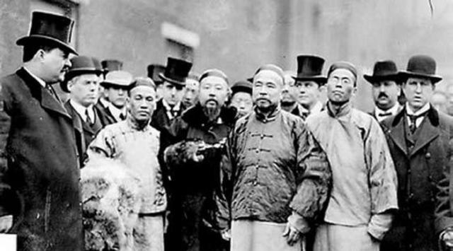 1905年，吴樾在北京火车站刺杀五大臣失败，被揪着头发拖出车厢