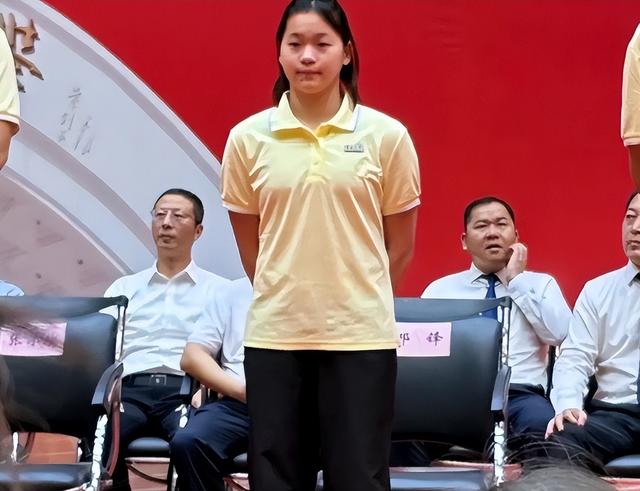 全红婵入学仅4天，担心的事再次发生，官媒：退不退由她自己决定