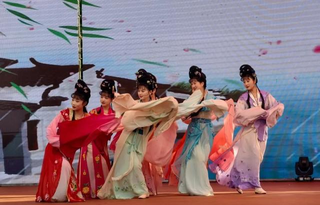 别再说年味淡了！这个春节，麻城把 “年味儿” 玩出新高度！