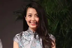 杨童舒身材惊艳，70后穿旗袍配波浪卷，曲线美翻全场，吸睛无数！图片