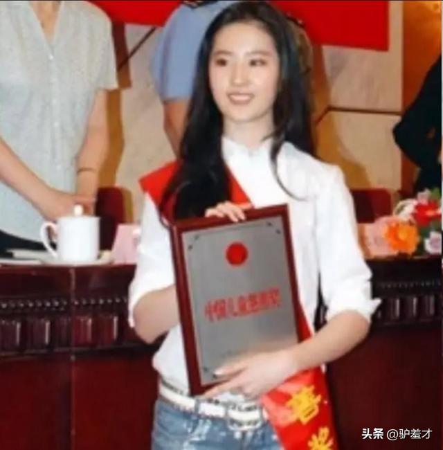 一场香港大火，让大家看清38岁刘亦菲的“真面目”，赵立坚说对了