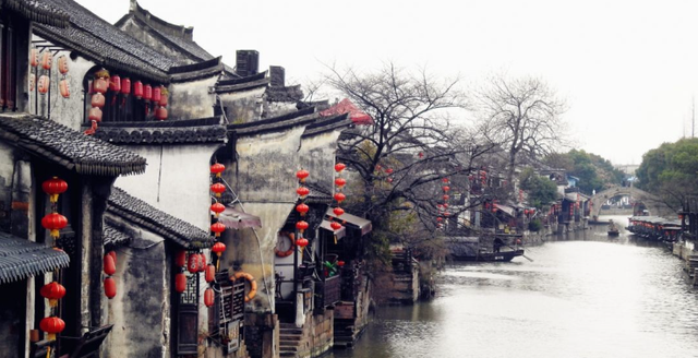 99%古镇长一个样，小吃纪念品全相同，老街失去原有灵魂无人问津