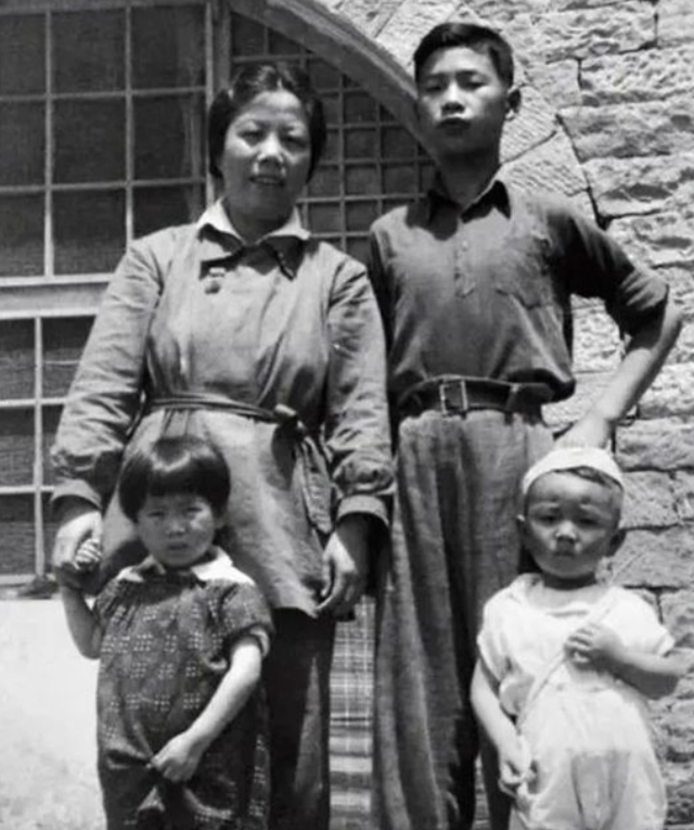 难得的老照片	，60年代李鹏一家在天安门广场的合影