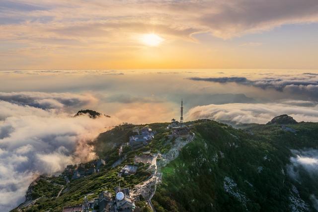 雨洗岱宗日初升 浩渺烟波醉苍穹