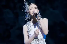 戚薇成都演唱会：绝美造型引爆时尚狂潮！衣服造型堪比时装周。图片