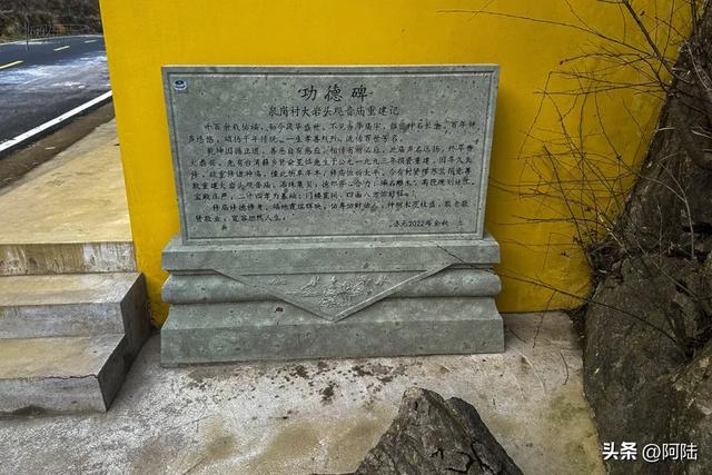 泉岗村的大岩头观音庙很有特色，旁边的山泉不时会发出龙吟之声