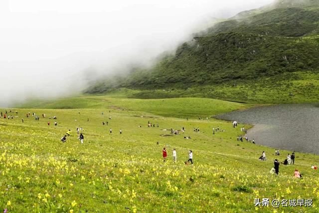 四川阿坝：九顶山风景如画