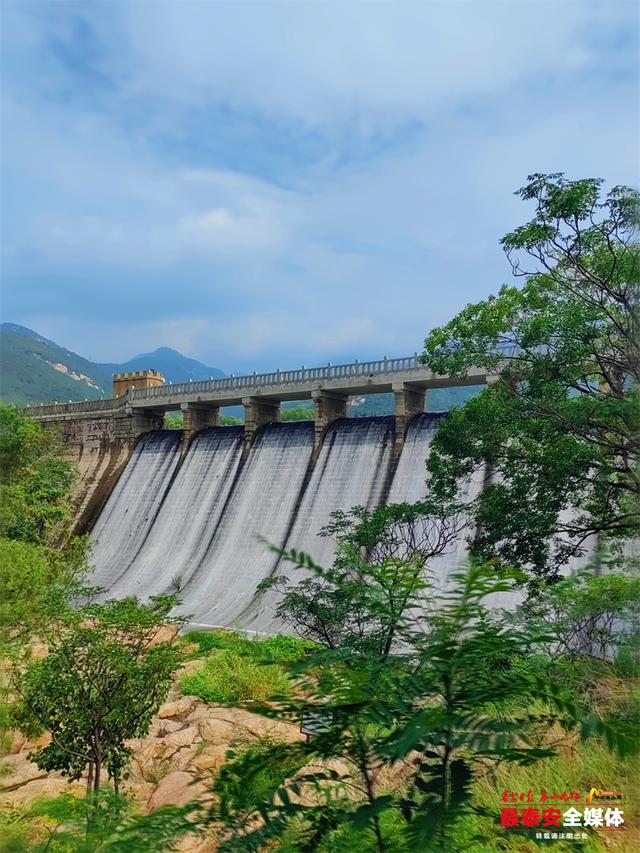 雨后虎山水库飞瀑如练 梳洗亭里听涛赏绿