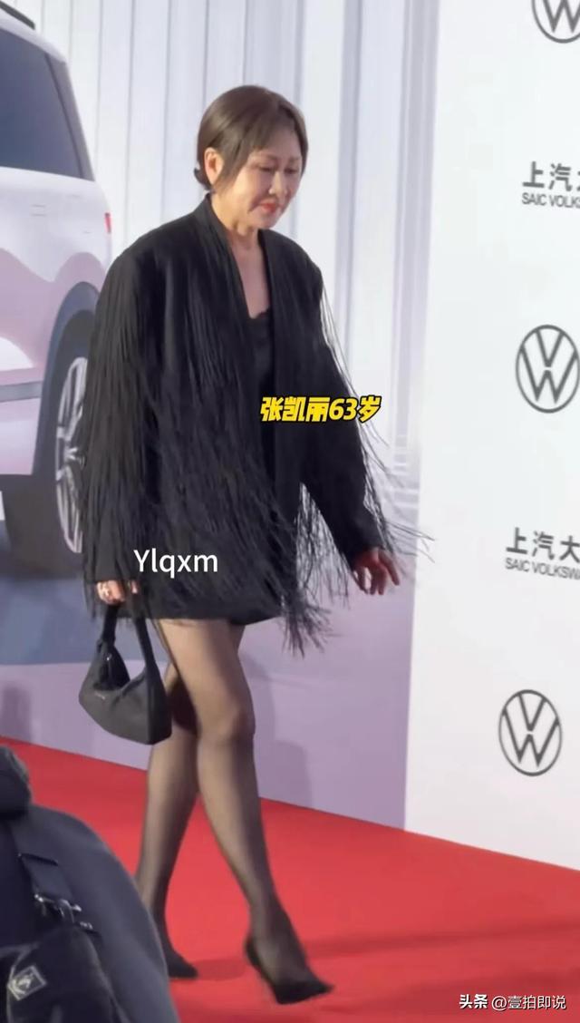 恶心一幕出现了！张凯丽因不得体穿搭被热议，刘晓庆的话得到印证