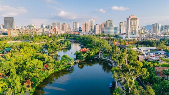 西南地区唯一的特大城市，GDP破8000亿，享有“春城”的美誉