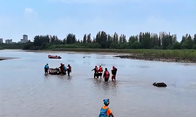妻儿被洪水卷走，丈夫亲眼目睹全过程，时间线曝光，真相引争议