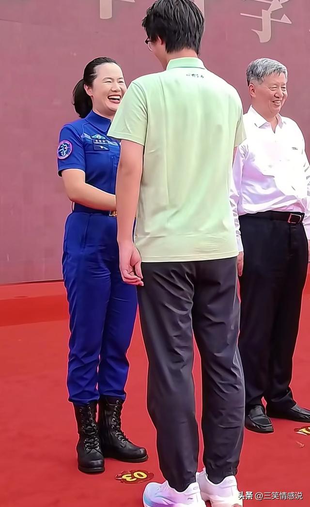 王浩泽现身东南大学开学典礼，安保戴防刺手套随行，留下三句嘱托