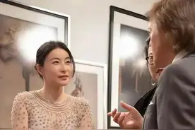 霍启仁曼谷大婚！郭晶晶成最暖妯娌，手提名包贴心为新娘整理头纱图片