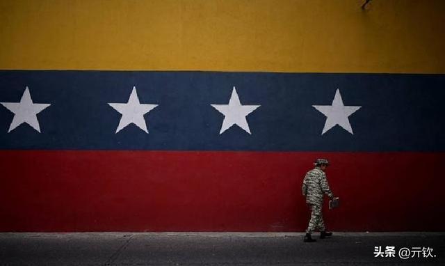 导弹已上膛，特朗普突然反悔？把马杜罗列为“恐头”还要和他谈谈