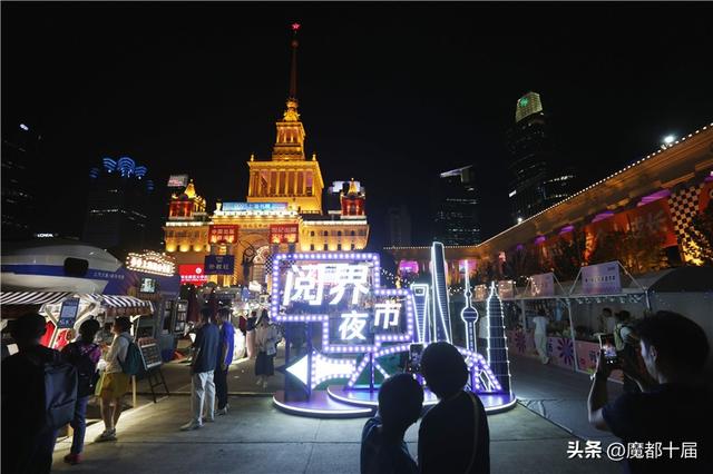 上海书展首设“夜市”，点亮书香与烟火气的夏夜