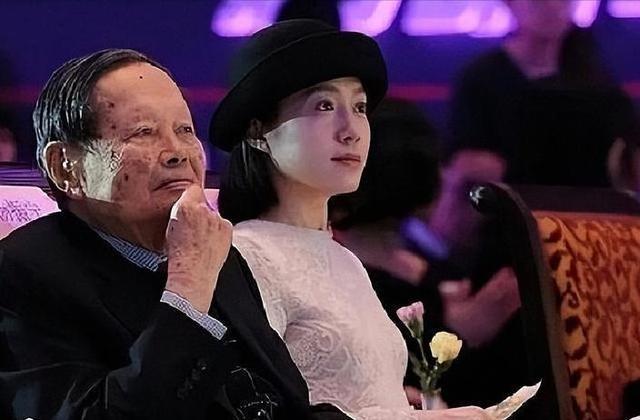 杨振宁逝后1个月,翁帆迁出别墅,带走34箱物件,那是她的全部财产