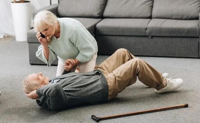 又一起吃沙坦药猝死！医生再三劝告：冷天吃降压药，要警4点！