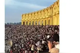 中国真的只有14亿人吗，怎么放假出去到处都是人啊，评论区笑岔气图片