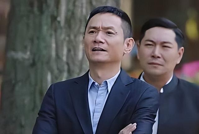 15年前，在妻子葬礼上哭到昏过去的果靖霖，如今过得怎么样了？