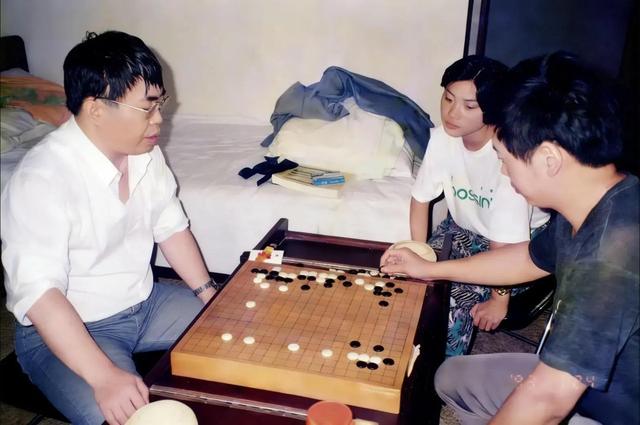 聂卫平葬礼，长子捧遗像	，两前任妻子未现身，现任兰莉娅主持现场