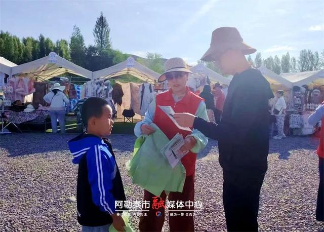 “零公里”处“袋”走垃圾 环保新风从这里出发