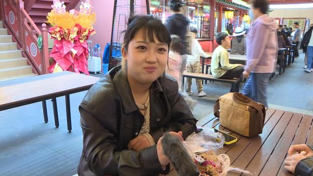 国庆假期：敦煌夜市游人如织 烟火气中尽显丝路风情