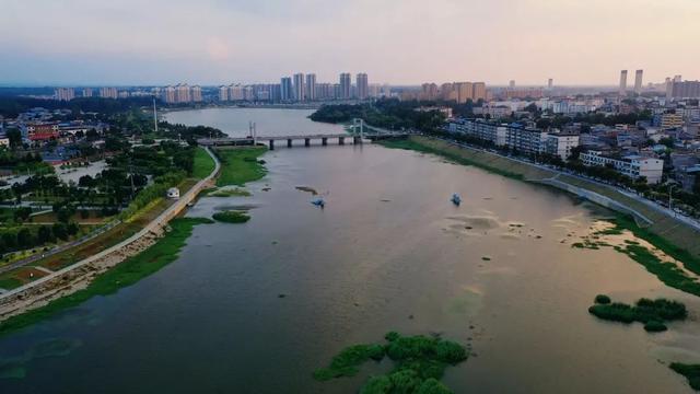 泌阳月儿湾公园对面，有一处沙滩公园